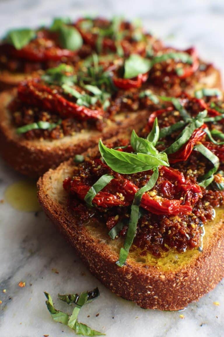 Tartines de tapenade et tomates séchées